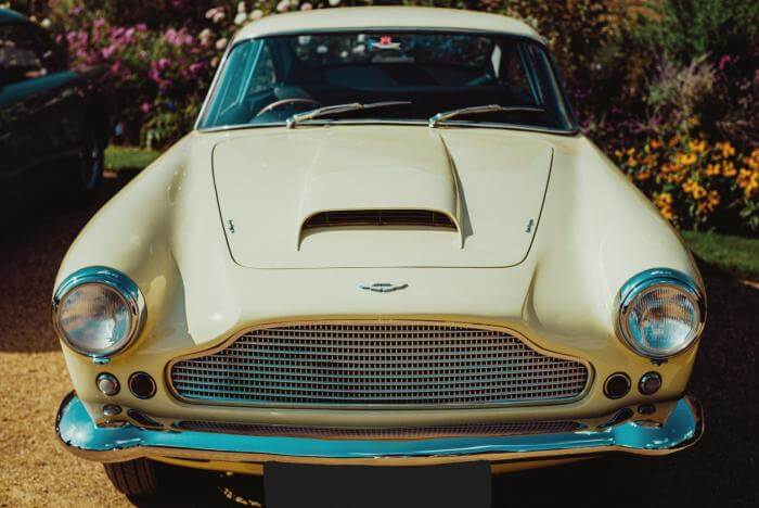 Front eines gelben Aston Martin DB5 Oldtimers