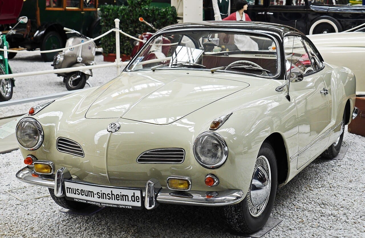 Weißer Karmann Ghia Oldtimer aus dem Museum ins Sinsheim.
