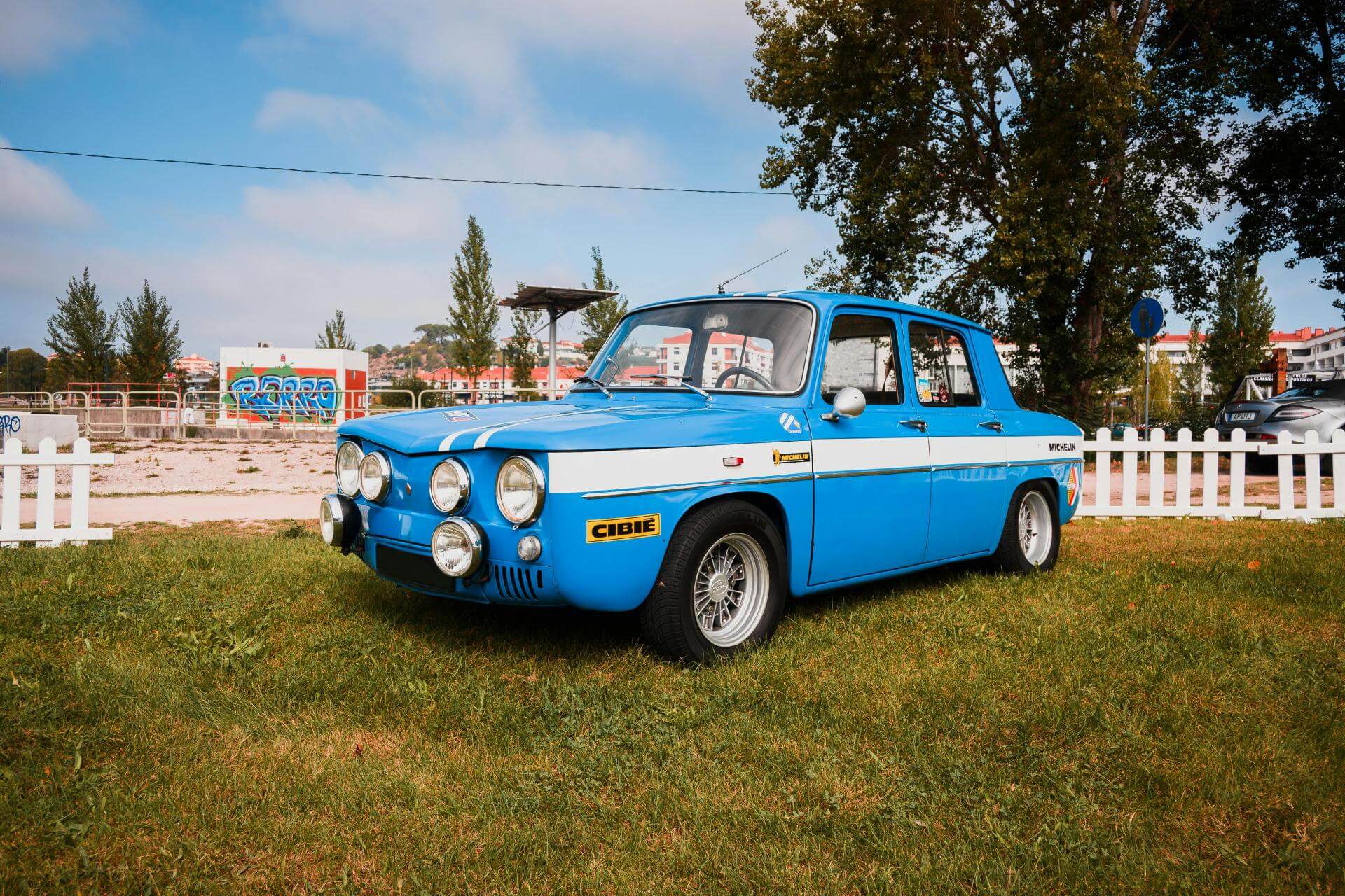 blauer Renault 8 Gordini Oldtimer