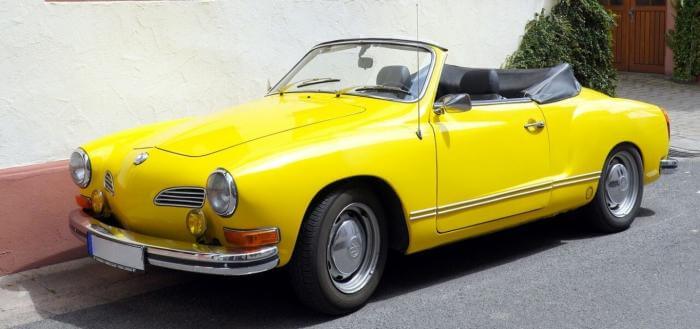 gelbes Karmann Ghia Typ 14 Oldtimer-Cabriolet