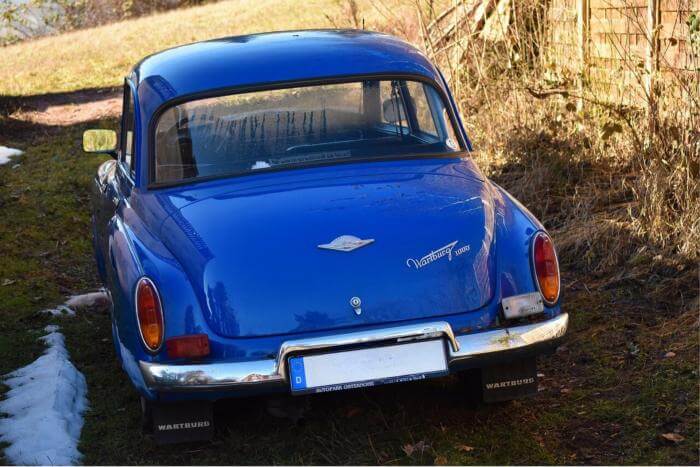 Heck einer blauen Wartburg 311 Limousine