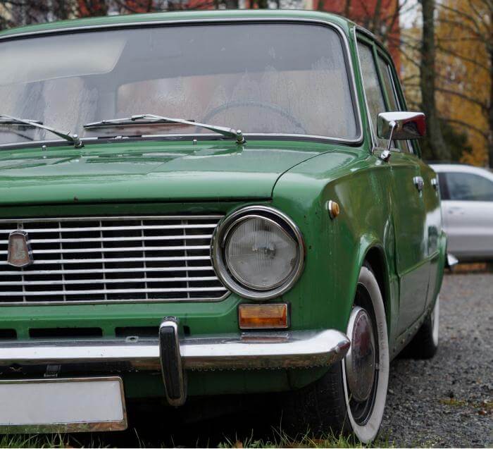 grüner Lada 2101 Oldtimer