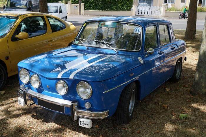 blauer Renault 8 Gordini Oldtimer