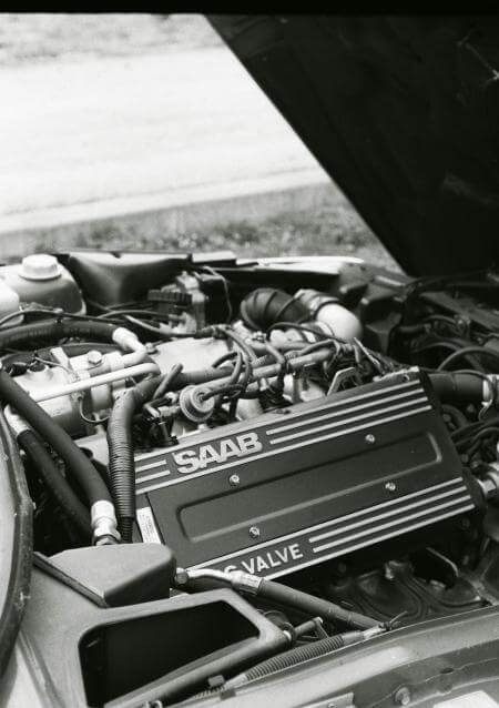 Motorraum eines Saab 900 Oldtimers