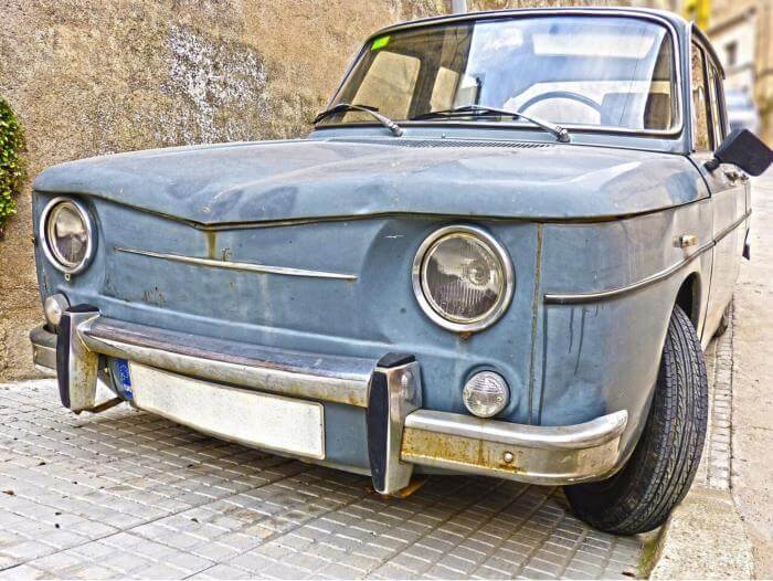 ein Renault 8 Oldtimer mit schöner Patina