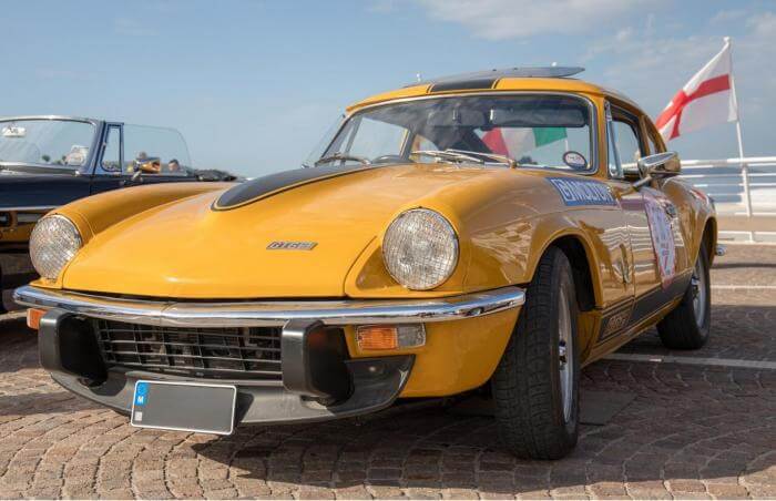 gelber Triumph Spitfire Oldtimer: Triumph Spitfire GT6