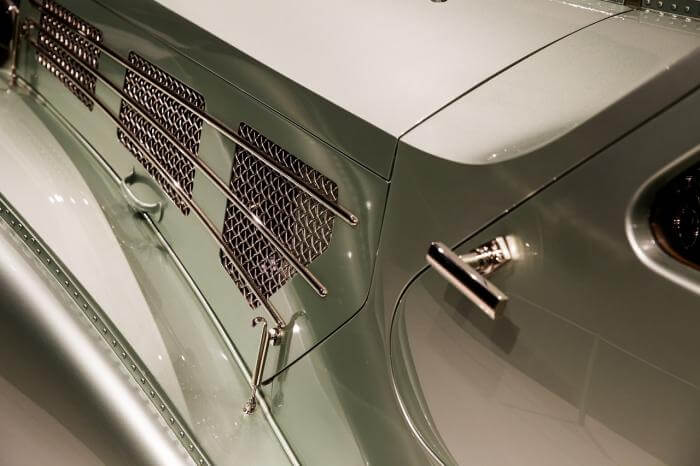 Detail eines Bugatti Type 57 SC Atlantic Oldtimers in metallicgrün