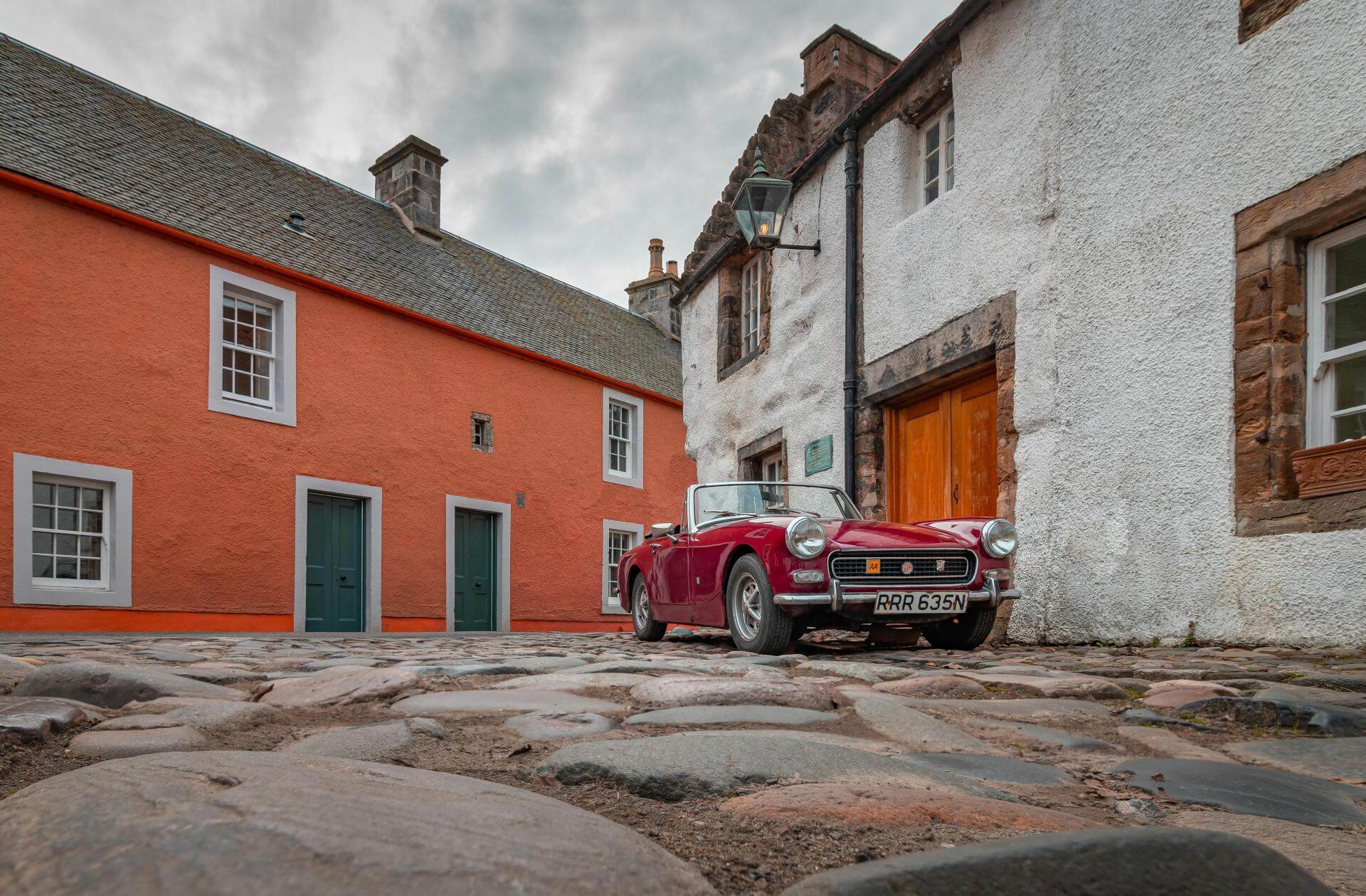 rotes MG Midget MK 3 Oldtimer-Cabriolet