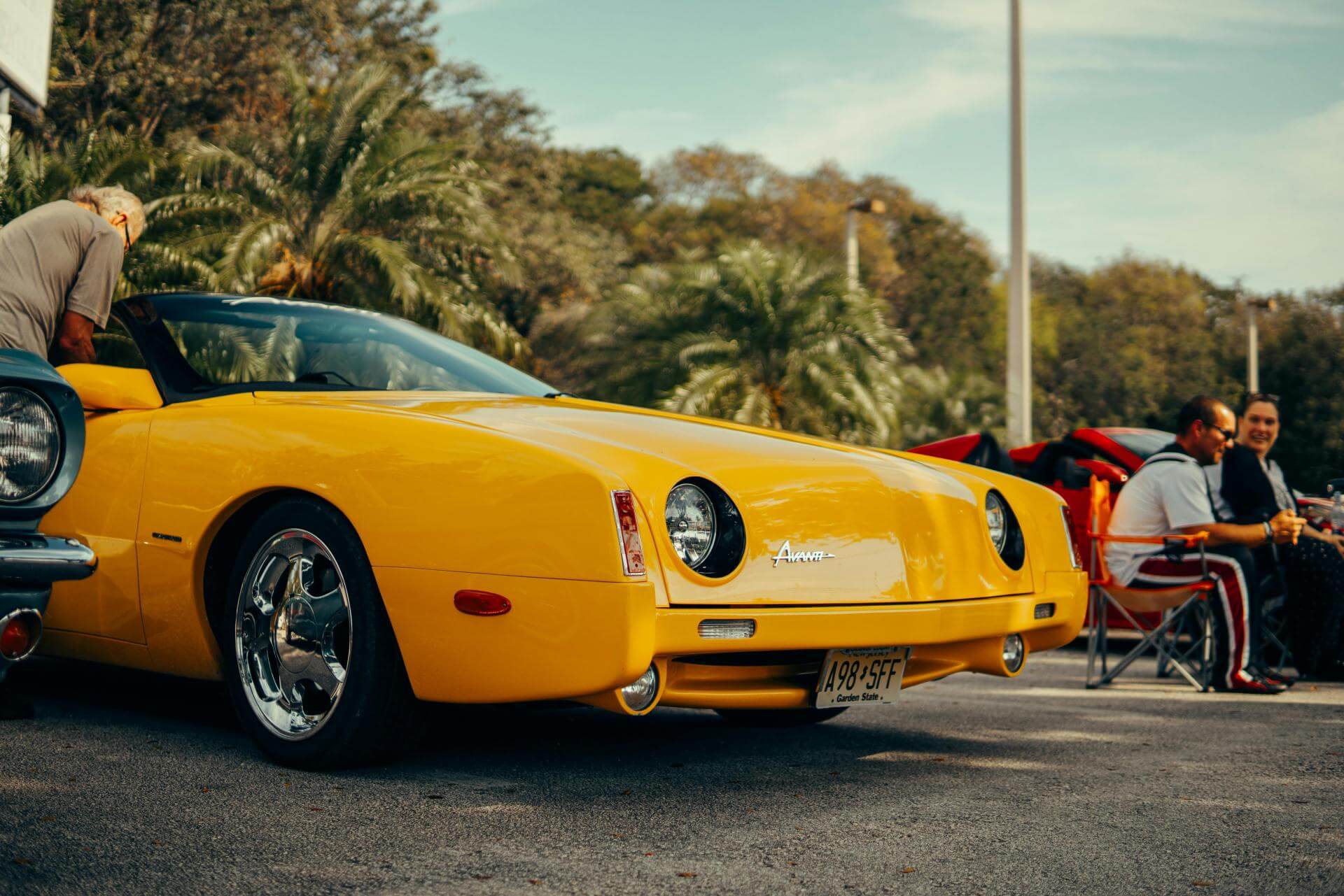 Front eines gelben Studebaker Avanti Oldtimers