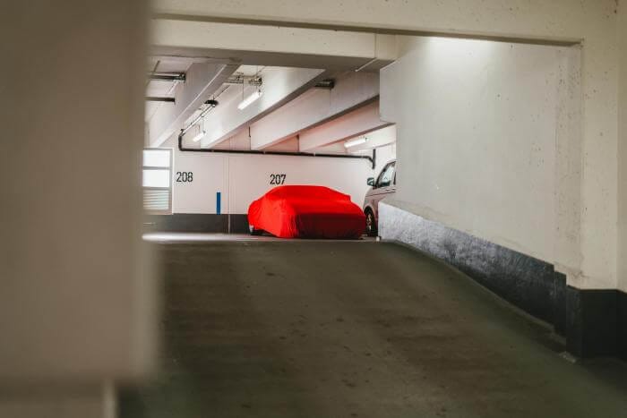 In einem Parkhaus eingelagerter Oldtimer