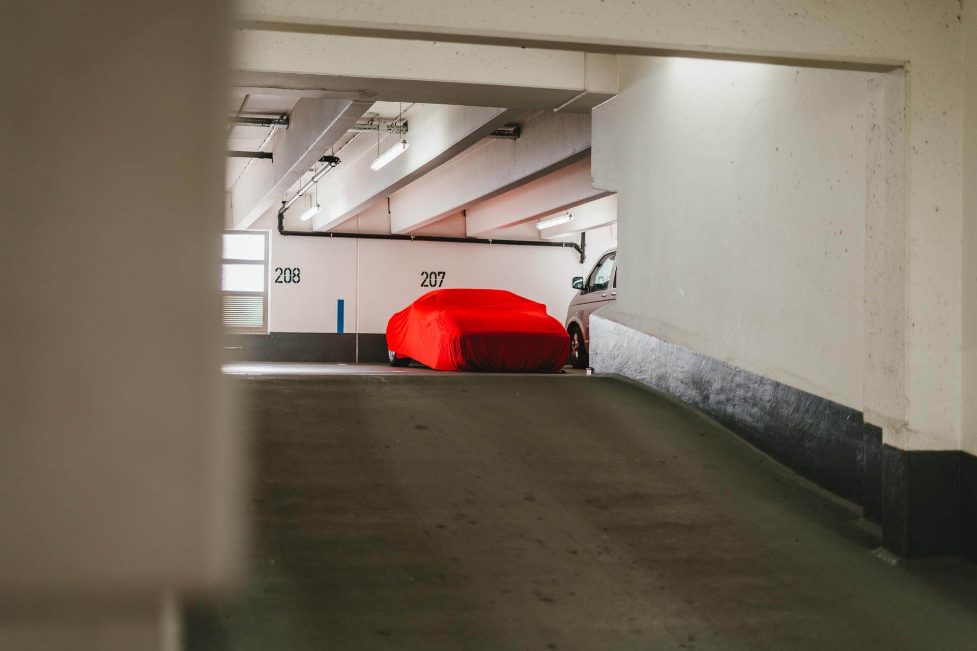 In einem Parkhaus eingelagerter Oldtimer