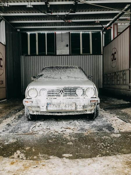 VW Oldtimer in einer Waschanlage
