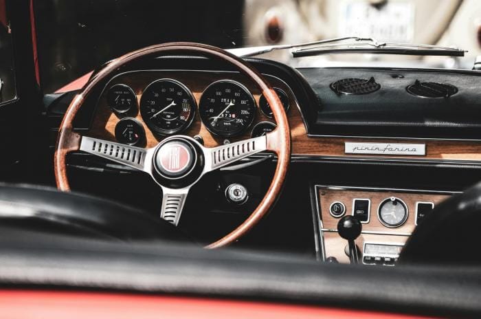 Cockpit eines Fiat Dino Oldtimers