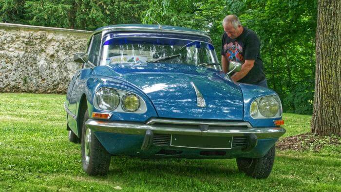 Frontansicht eines blauen Citroën DS Oldtimers