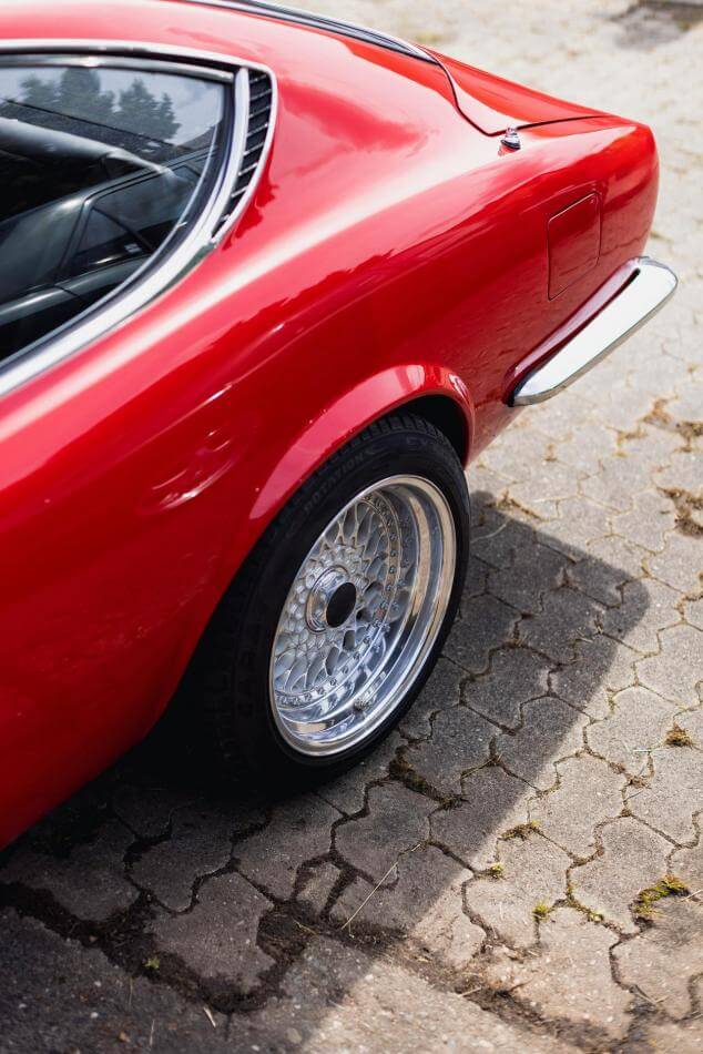 Seitliches Heck eines Fiat Dino Coupés Oldtimer