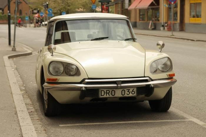 Weißer Citroën DS Oldtimer am Straßenrand