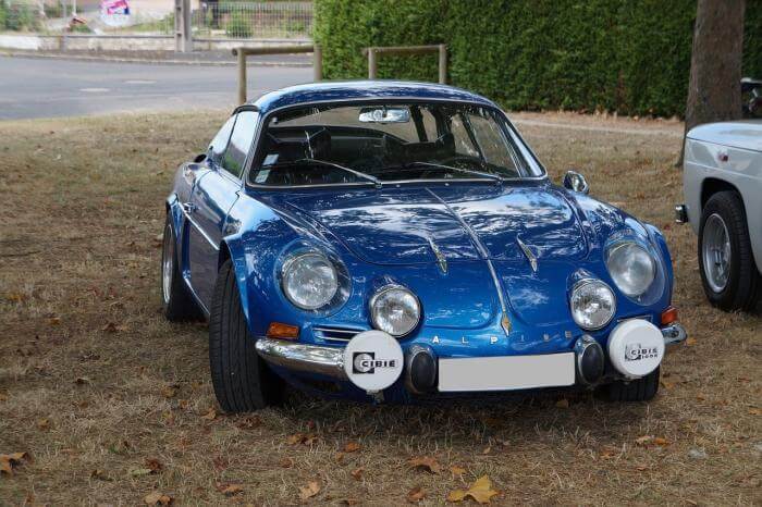 blauer Alpine A110 Berlinette Oldtimer