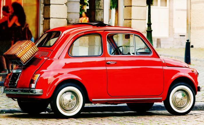 roter Fiat 500 Nuova Oldtimer