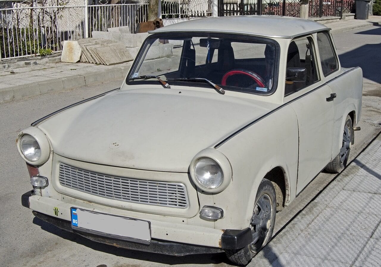 weißer Trabant P601 deLuxe Oldtimer
