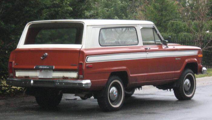Heck eines roten Jeep Cherokee SJ Oldtimers