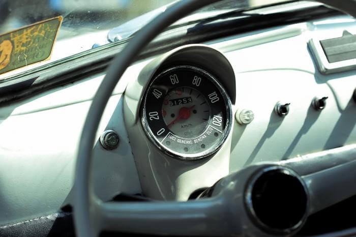 Cockpit eines Fiat 500 Nuova Oldtimers