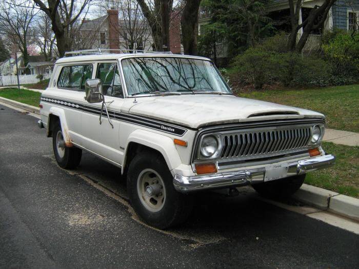weißer Jeep Cherokee SJ