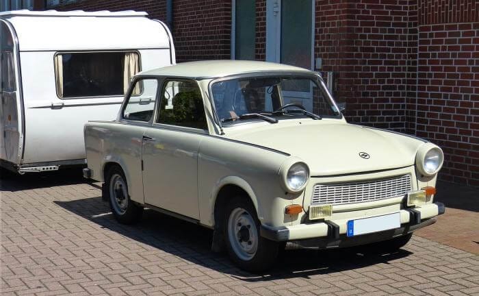 weißer Trabant-Oldtimer mit Wohnwagen Queck Junior