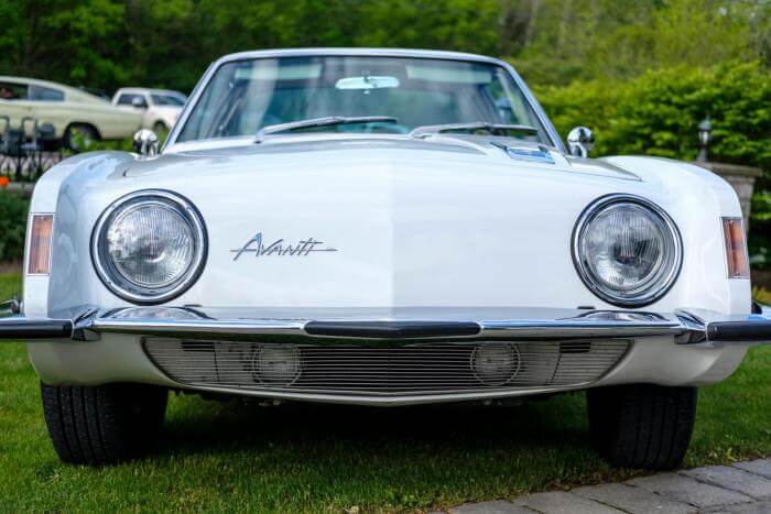 Frontansicht eines weißen Studebaker Avanti Oldtimers