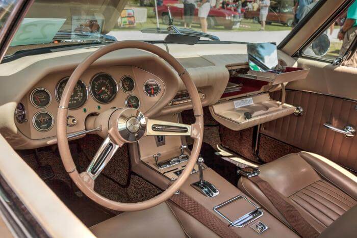 Cockpit eines Studebaker Avanti Oldtimers