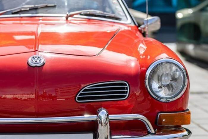 Frontansicht eines roten Oldtimers