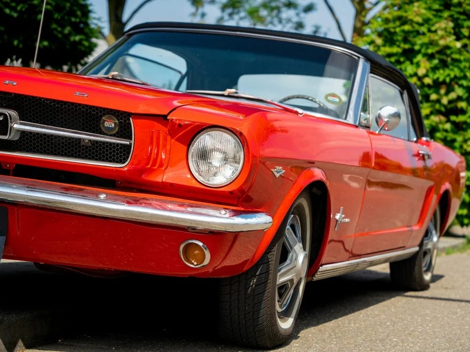 Bild eines roten Oldtimers