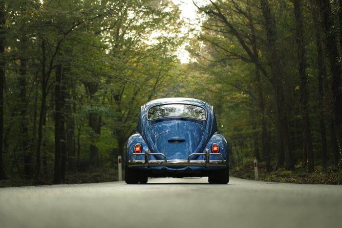 Blauer VW-Käfer-Oldtimer von hinten