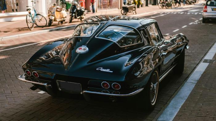 schwarze Chevrolet Corvette C2