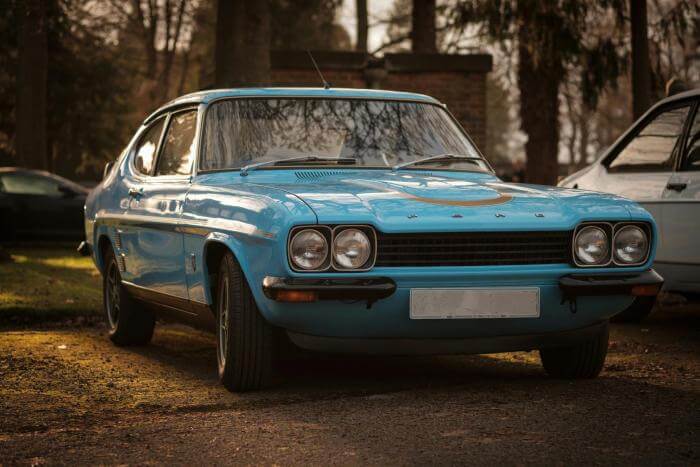 hellblauer Ford Capri Oldtimer