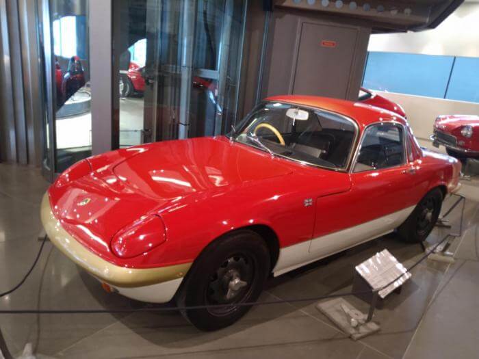 rot-weißer Lotus Elan Oldtimer