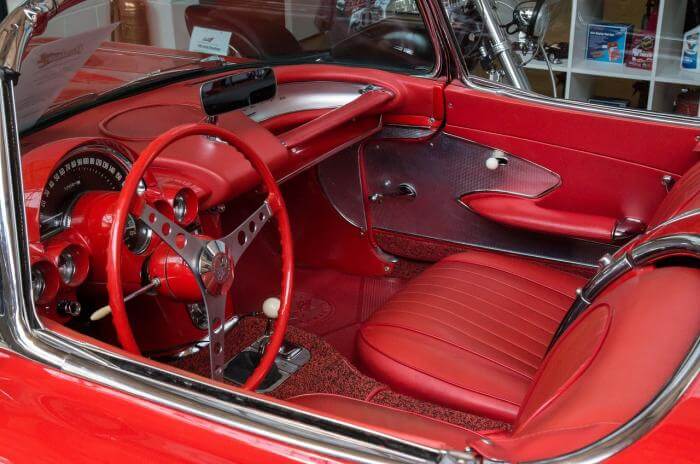 Innenraum eines Chevrolet Corvette C1 Oldtimers