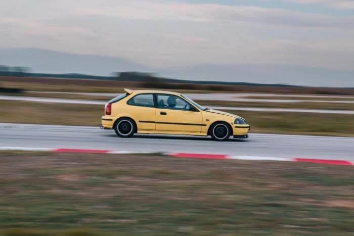 gelber Honda Civic - Oldtimer 2025