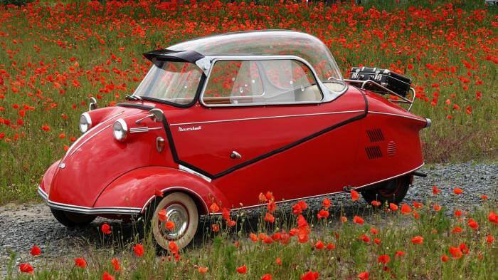 Roter Messerschmitt-Kabinenroller KR200 in einem roten Mohnfeld