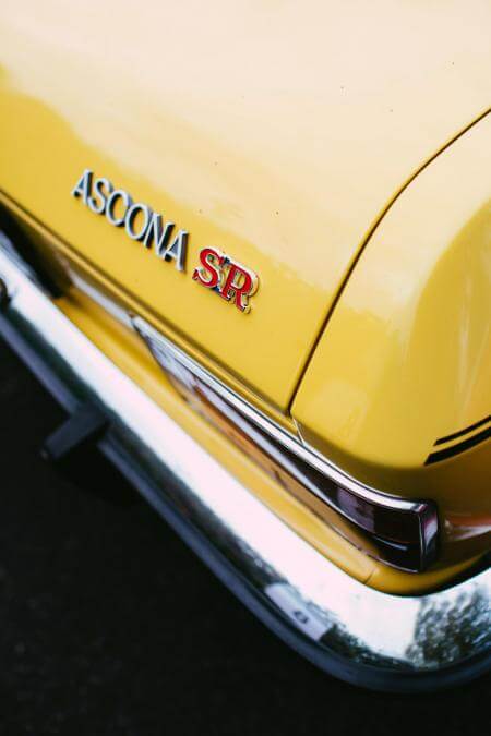 Heck eines gelben Opel Ascona A Oldtimers