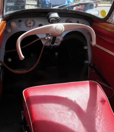 Cockpit eines Messerschmitt-Kabinenroller-Oldtimers