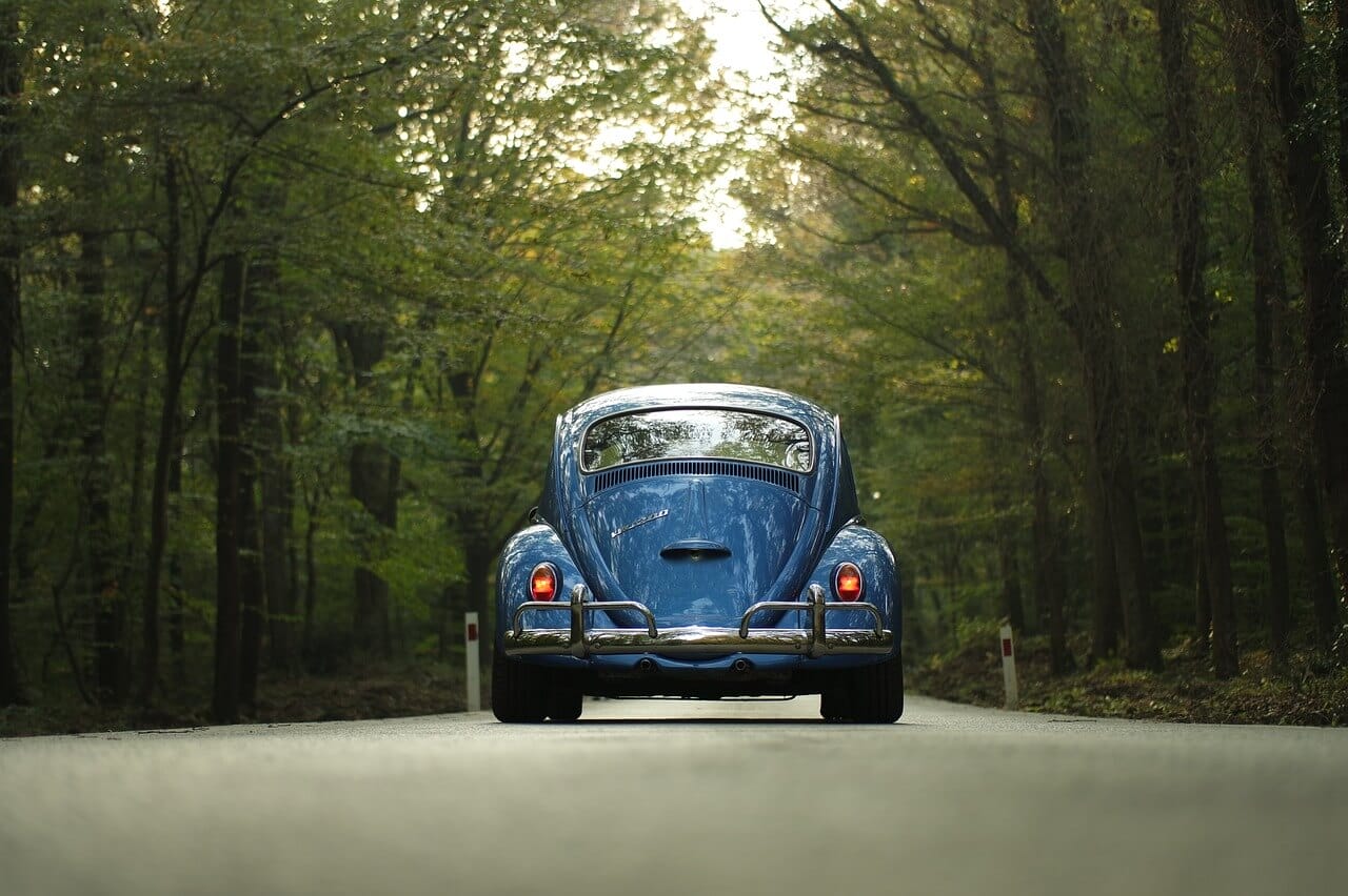 Rückansicht eines blauen VW Käfer Oldtimers