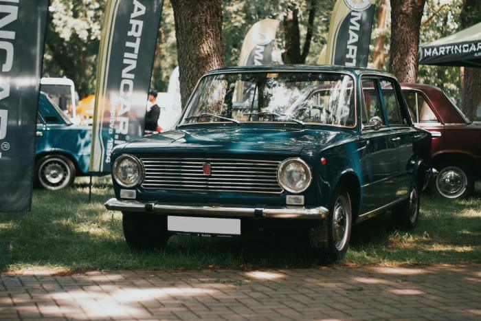 grüne Fiat 124 Limousine
