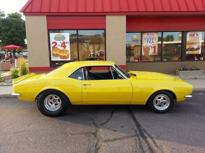 gelber Chevrolet Camaro Oldtimer aus dem Jahr 1966