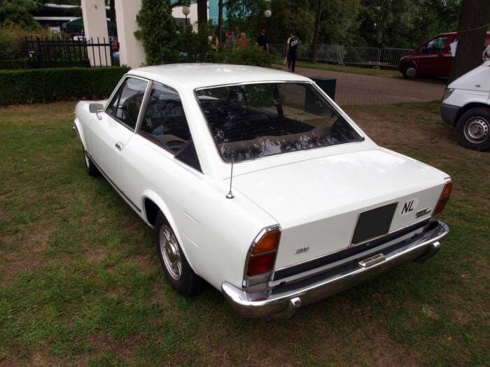 weißes Fiat 124 Coupé