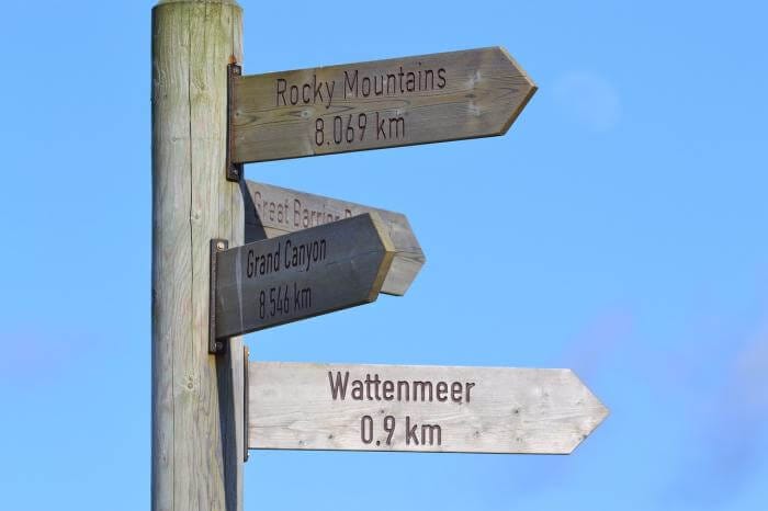 Wegweiser für eine Oldtimertour an die Nordsee