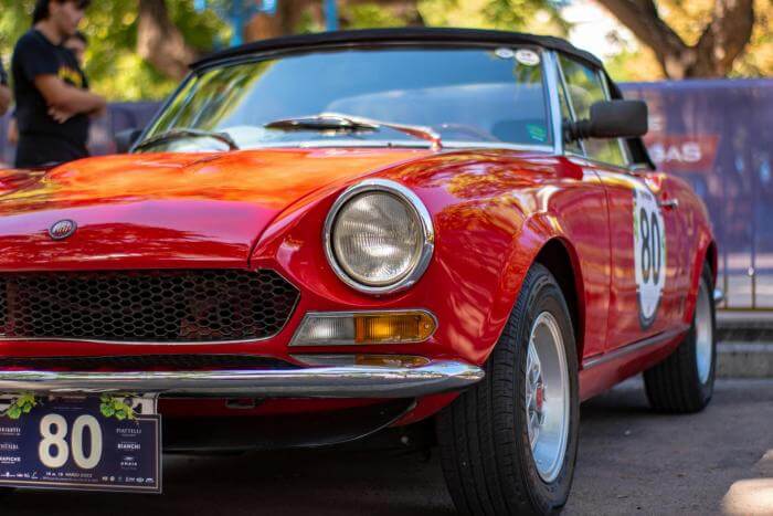 roter Fiat 124 Spider Oldtimer