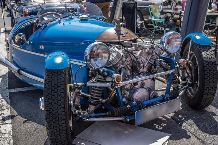 blaues Oldtimer-Cabrio Morgan Threewheeler