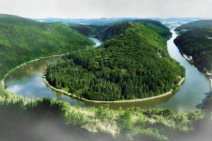 Die Saarschleife im Saarland ist ein schönes Ziel für eine Tour mit dem Oldtimer.