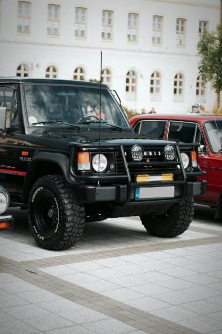 Mitsubishi Pajero Canvas, schwarzes Oldtimer-Cabrio