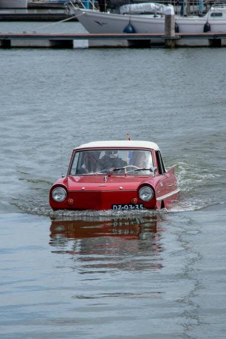Amphicar 770 - historisches Schwimmauto durchquert einen Bergsee